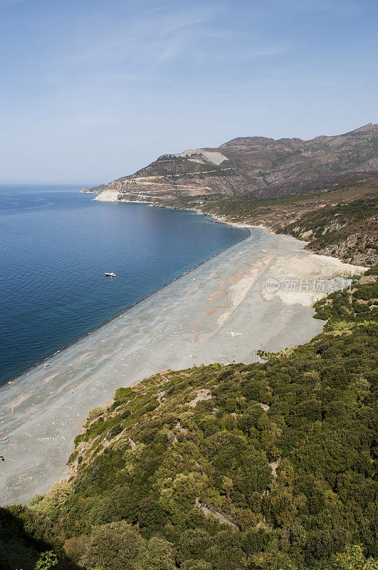 科西嘉岛:从空中俯瞰普拉格·德·诺扎(Plage de Nonza)，悬崖底部长长的黑色海滩上矗立着科斯角(Cap Corse)西海岸著名的村庄Nonza小镇